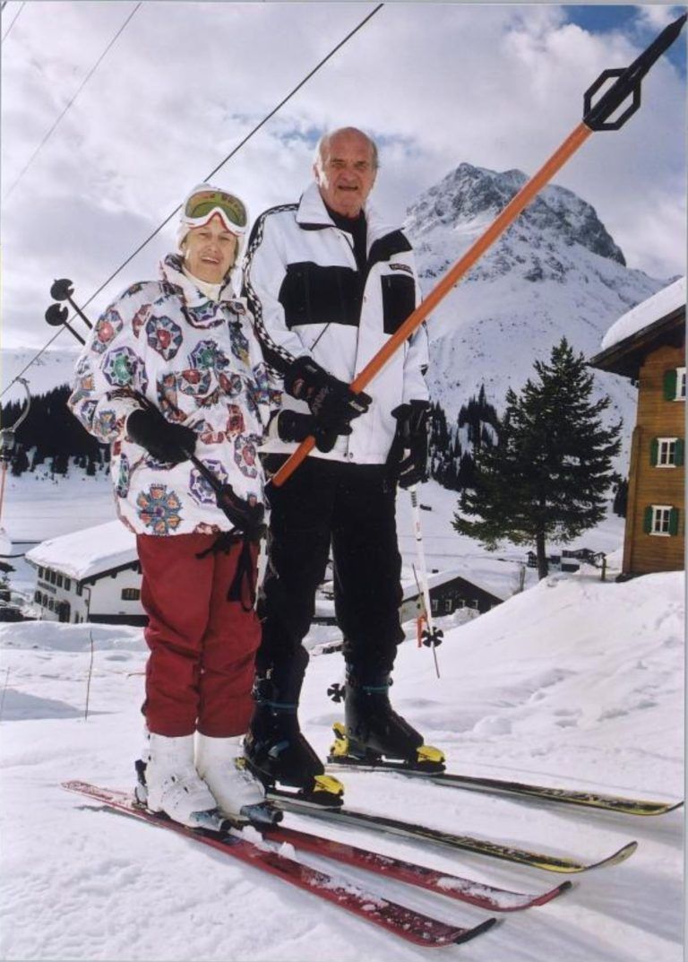 Vorarlbergs Lifte kommen ins Ski-Museum: 60 Jahre nach der Jungfernfahrt auf dem ersten Doppelmayr-Schlepplift wiederholten Heidi Bildstein und Artur Doppelmayr im Februar 2000 ihre „Eröffnungsfahrt“ – symbolisch an einem anderen Schlepplift, denn das „Original“ war längst durch eine moderne Sesselbahn ersetzt worden. Doppelmayr