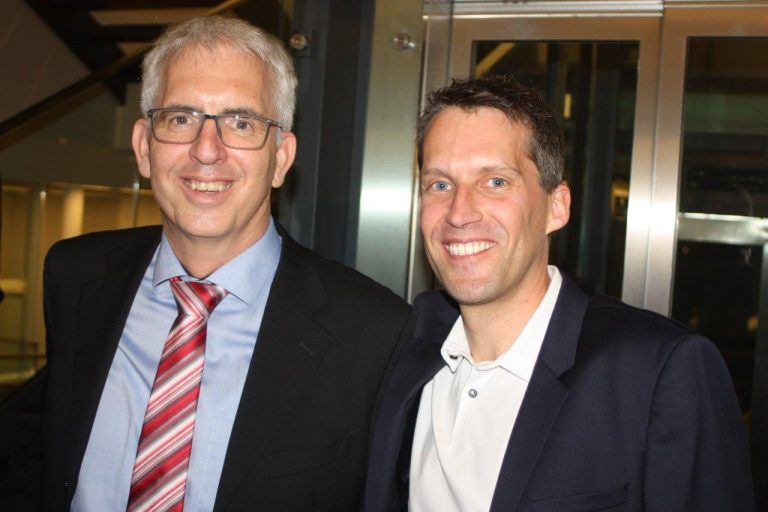 Glamouröses Comeback: 1. Rankweiler Spitzenpolitiker machten eine gute Figur; 2. Zuschauer kamen voll auf ihre Kosten; 3. Rankweiler Spitzenpolitiker applaudierten; 4. Akrobatik der jungen Turner; 5. Moderator Stefan Salzmann; 6. Abordnung vom Närrischen Kleeblatt mit Monika Dobler; 7. Bürgermeisterin Katharina Wöss-Krall mit Gatte Marco; 8. Vizebürgermeister Andreas Prenn mit Gattin Cornelia; 9. KI mit Turnvorführung; 10. Junge Talente der Turnerschaft; 11. Viele charmante Frauen mit den Gatten waren dabei; 12. Chefin Elke Sonderegger (r.) mit einem Ballgast; 13. Tanzstunde für viele; 14. Obmann Sonderegger (l.) mit einem Besucher; 15. Showeinlage mit Rankweils Spitzenpolitiker; 16. Politiker am Barren; 17. Politiker mit Übung am Barren; 18. Politiker am Barren mit Härtetest; 19. Rankweiler Politiker jubelten nach den Einheiten; 20. Freude der Rankweiler Politiker war groß; (Bildergalerie)