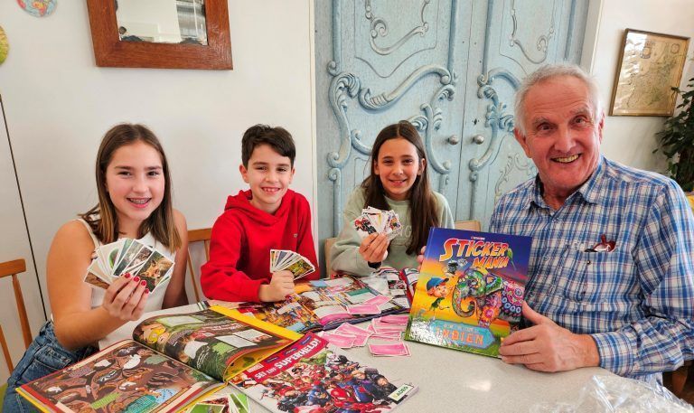 „Schnapp dir dein Album und lass uns in den Energieferien gemeinsam die Sticker tauschen!“, so Flora, Vincent und Felipa zusammen mit Vorarlbergs größtem Sammlerspezialisten Kurt Prenner-Platzgummer.