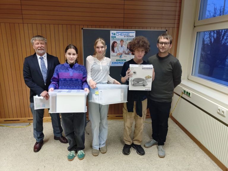 Den Forschergeist fördern: Die jungen Nachwuchs-Chemiker freuten sich über die Laborkits, mit denen es jetzt ans fleißige Forschen geht.