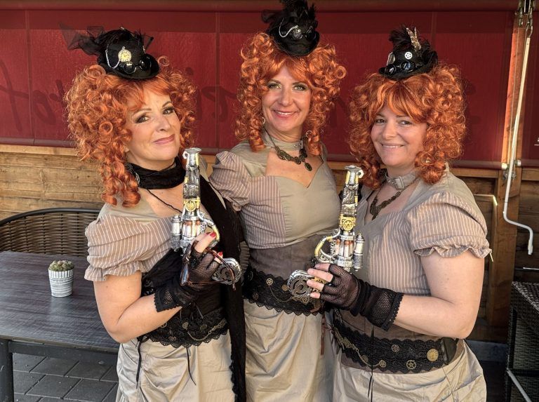 Kulinarische Highlights und Wild West Flair : Andrea Fritz, Bettina Möderle und Tamara Konzett genossen das Tee-Kränzle.