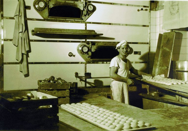Aus Backstube wurde „Hotel Walserberg“: Weihnachten 1964 wurden in der Warther Filiale der Lecher Bäckerei Walch die ersten Brötchen gebacken.