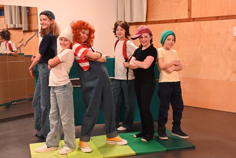 Valentina, Nea, Federica, Zoë, Anna und Enrico präsentieren im Musiktheater von Ingrid Hofer ihr neuestes Buch 