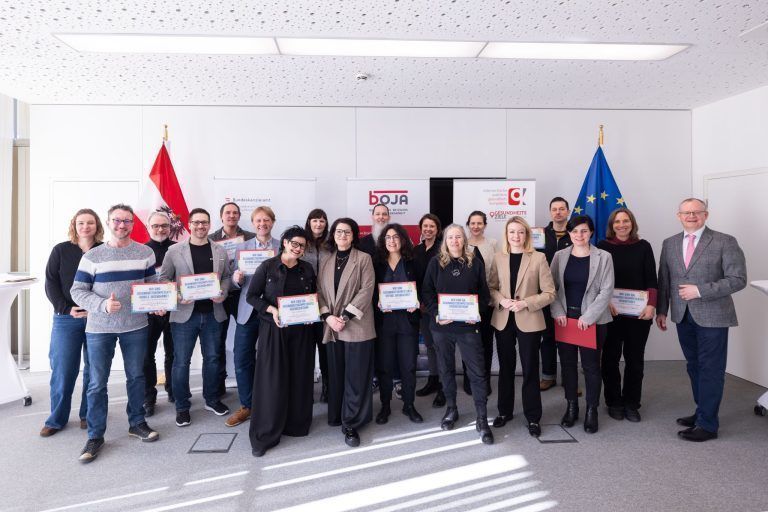 OJA Altach erneut mit Gold zertifiziert: Foto Tarek Wilde: Nicole Beck nahm die Urkunde entgegen. Foto Stefan Zamisch: Alle Geehrten mit Nicole Beck von der OJA Altach. Foto Stefan Zamisch: Nicole Beck durfte die Auszeichnung aus prominenten Gastgebern in Empfang nehmen. (Bildergalerie)