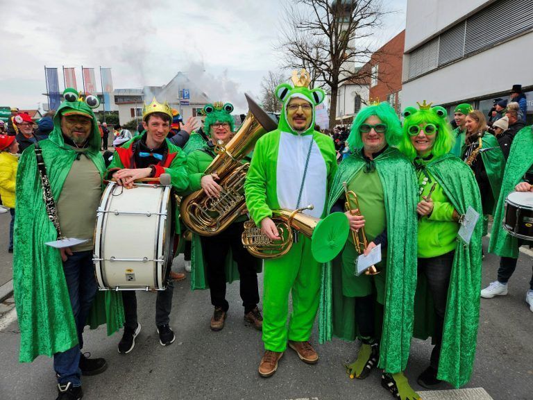 Ore-Ore-Kinderfasching mit großartigem Umzug in Lochau: Die Musikanten sorgten als „Froschkönige“ für den guten Klang.