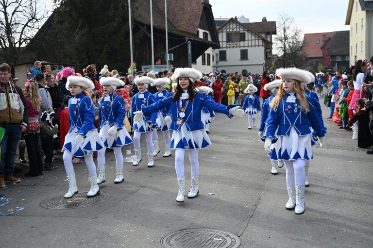 Mufängar fingen den Fasching ein : Viel Applaus für Lustenaus Gardemädels.