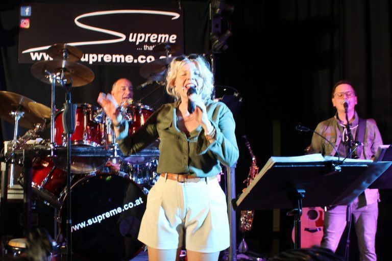 Im Dschungel ging die Party ab : Supreme-Sängerin Dagmar heizte mit der Band die Stimmung ordentlich an.