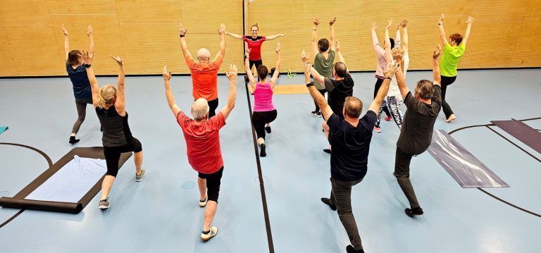 ASKÖ Vorarlberg startet mit neuem Bewegungsprogramm in die Saison: Die Kurse sind immer gut besucht. Beim Rücken-Fit-Kurs mit Rieke werden die Teilnehmer fit gemacht. (Nußbaumer)