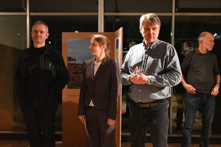 Krieg durch Kinderaugen erklärt: Bürgermeister Kurt Fischer bedankt sich beim Verein für seinen unermüdlichen Einsatz uns diesen Krieg zu erklären.