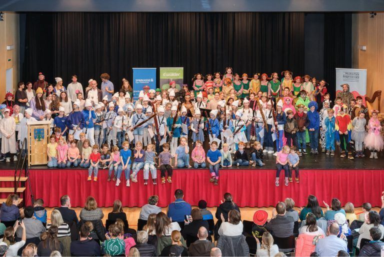 Farbenfrohe Kostüme und fröhliche Musik beim Konzert der Musikschule Bregenzerwald.