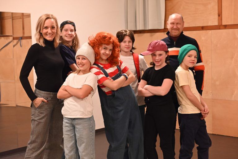 Freundschaft kennt keine Grenzen: Das Musiktheater soll zeigen: Freundschaft kennt keine Grenzen. Ingrid Hofer (links) mit den jungen Schauspielern und Regisseur Heinz Siegfried Tragner (hinten rechts).