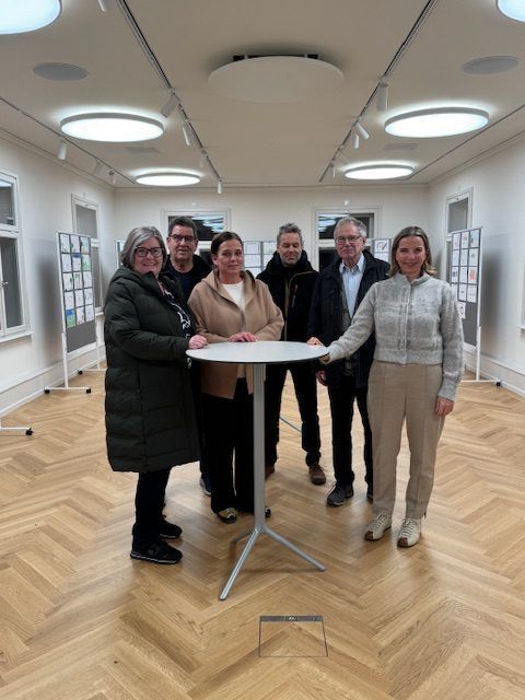 Kreativität im Vorderland stärken: Kulturschaffende mit Gerda Schnetzer-Sutterlüty (rechts vorne) wollen etwas bewegen. Gerda Schnetzer Sutterlüty macht sich für die Kultur stark. Gerda Schnetzer-Sutterlüty mit Heike Eder tun viel für die Kultur im Vorderland. (Bildergalerie)