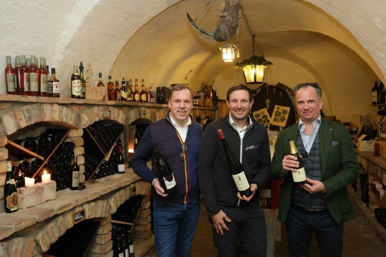 Weinexperte Uli Berthold, Wirt Christoph Fulterer und Präsident Christian König.r