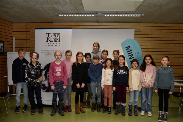 Tierarzt-Workshop: Einblick in die Praxis: Foto privat: Die Kursteilnehmer in der Tierklinik Schwarzmann; Foto Tierklinik: In die Praxis haben die Kids Einblick erhalten; Foto Tierklinik Sogar am OP-Tisch durften die Kids vorbeischauen. (Bildergalerie)