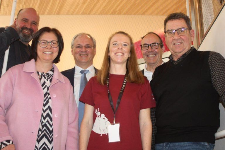 Neues Haus nimmt die Kinder in die Mitte: Katharina Wöß-Krall, Klaus Pirker, Harald Sonderegger, Andrea Fussenegger, Andreas Prenn und Helmut Jenny waren hochzufrieden bei der Eröffnung vom Kinderhaus Markt Rankweil.