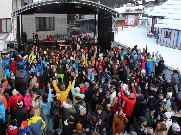 Monroes-Show zum Jubiläums-Auftakt: Volles Haus und Riesenstimmung beim „etwas anderen Après-Ski“ auf der Terrasse des Steffisalp-Restaurants.