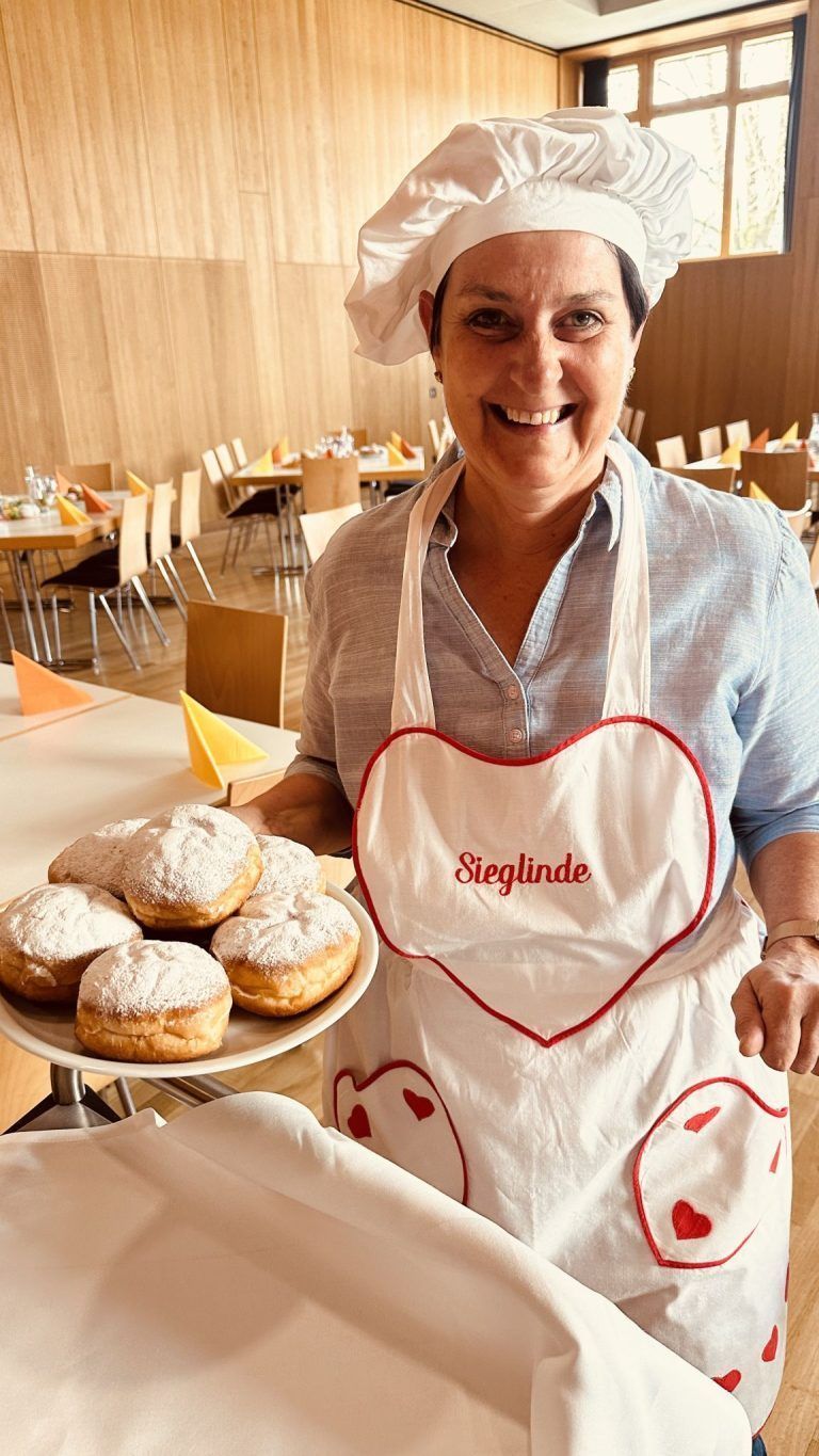 Lustiges Seniorenfaschingskränzle in Satteins: Sieglinde Walter kredenzte feine Krapfen.