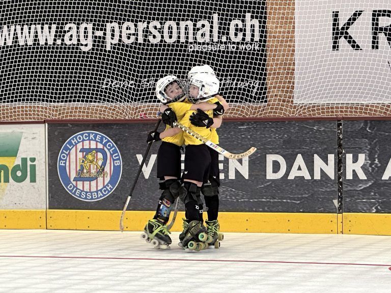 Rollhockey-Nachwuchs glänzt bei Turnier: Gemeinsam jubeln war am Turniertag ganz oft angesagt.