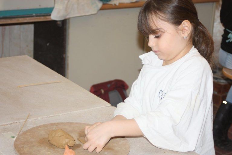 Ton trifft Fantasie: Spaß war beim Töpfern angesagt. Die Kinder hatten richtig Spaß. Der Fantasie waren keine Grenzen gesetzt. Erste Versuche der Modelle mit Ton. (Bildergalerie)