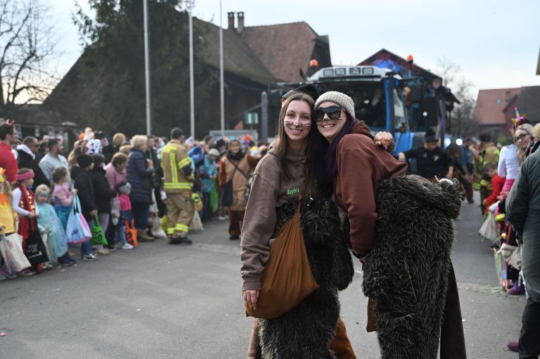 Mufängar fingen den Fasching ein : Sophie und ihre Freundin unterstützten die Lauteracher Biber.
