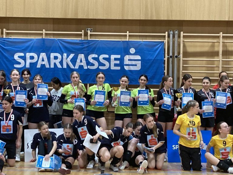 Gold für das BG Rebberggasse: Fachinspektor Conny Berchtold mit Anna (Pokal); Victoria,; Swea; Carla; Gruppe (Bildergalerie)
