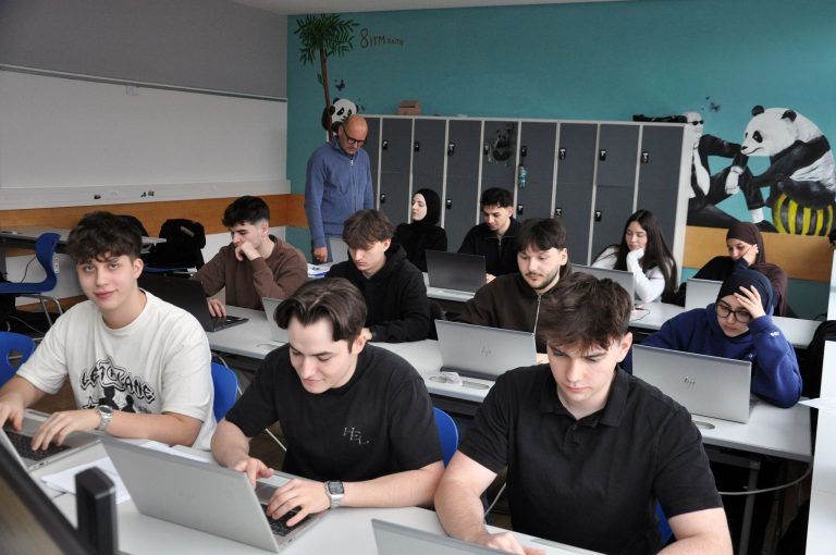 Wenn KI Faust erzählt : Das BRG/BORG Schoren ist seit Beginn der „eEducation Austria“ Initiative als eEducation Expertschule anerkannt und wurde im 2021/22 zur eEducation Expert+ Schule ernannt.