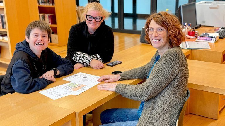 Mit Begeisterung zurück in der alten Schule: Corinna Zobl wird in allen Belangen unterstützt. (Foto: Hartmut Hofer, "dafür")