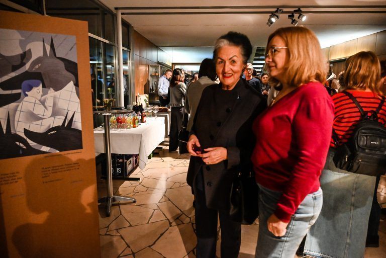 Krieg durch Kinderaugen erklärt: Viele Gäste sind am Montagabend ins Rathaus gekommen, um sich die Ausstellung anzusehen.