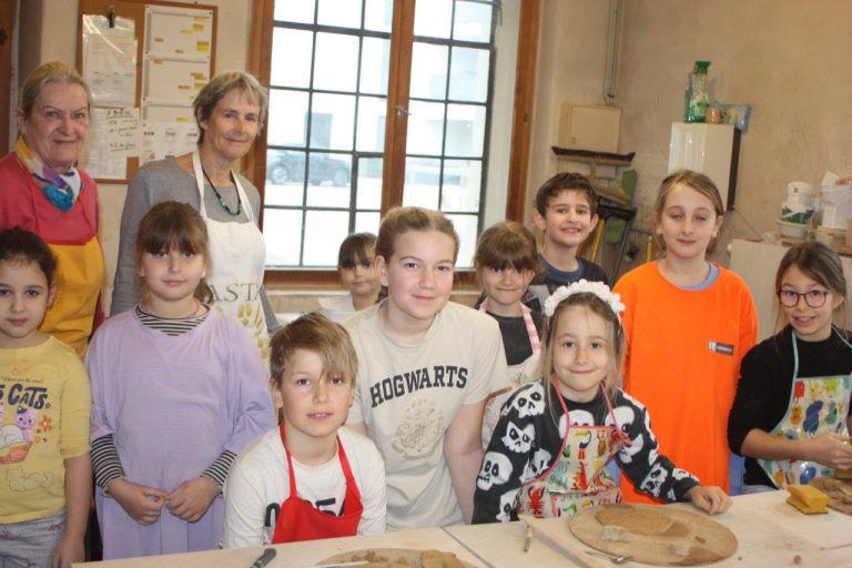 Große Freude der Kinder beim Töpfern in der Keramikwerkstatt vom Schlosserhus.