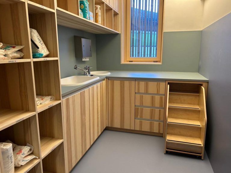 Großer Schritt für die beste Betreuung: Kinderhaus ist fertiggestellt. Kinderhaus. Viel Holz im neuen Kinderhaus. Holzbauweise bevorzugt. Stiegenhaus ist modern. Alles Neu. Perfekte Rahmenbedingungen im Kinderhaus Markt. Stiege 1a. Stiegenhaus in Perfektion. Ideale Räume für die Kleinkinder. Umkleidekabinen. Spielgeräte. Anrichteküche. Räume sind perfekt abgestimmt. Alles Neu. Stiegenhaus. Außenansicht. Außenansicht. Richtung Basilika Blick. Beste Lage das Kinderhaus. Alles unter einem Hut im Kinderhaus. Basilika vor den Augen des Kinderhauses. (Bildergalerie)