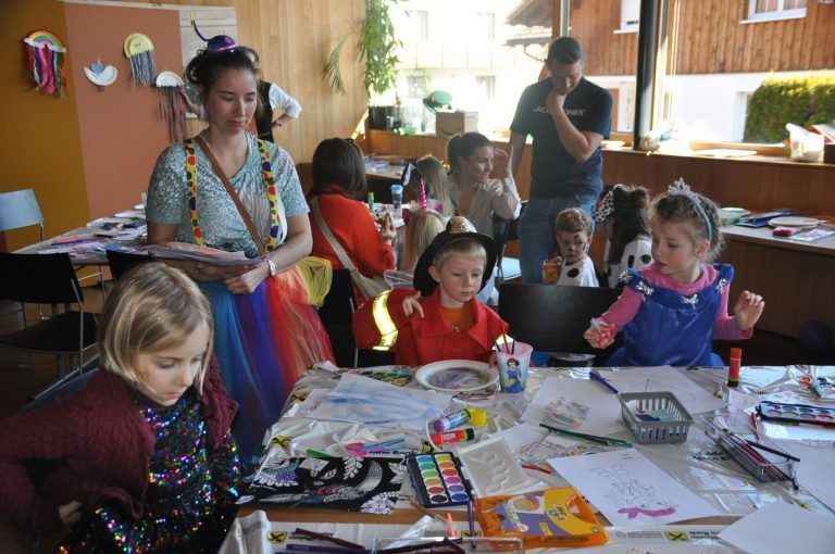 Kinderfasching in Ludesch: Basteltische für werdende Künstler