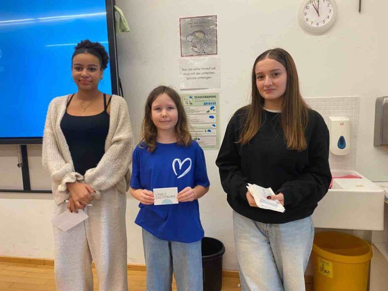 Lebensmittel retten und Müll vermeiden: Mona aus der 1b Klasse (Bildmitte) freute sich über den Gewinn eines Gutscheines.