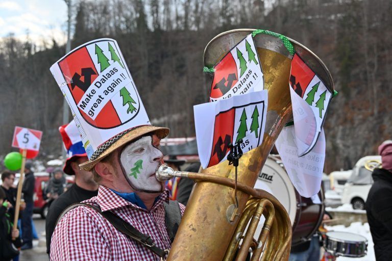 Fröhlich, bunt und laut: Die Dalaaser Musikanten waren als Werbeträger für die Gemeindewahl unterwegs.
