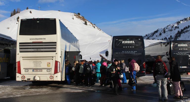 Studenten sind Tourismus-Botschafter : Sie sind ständige Gäste auf dem Parkplatz am Salober: die schwarzen Busse aus Konstanz, die Samstag und Sonntag jeweils Hunderte Studierende der Uni Konstanz an den Hochtannberg bringen und die weißen Busse aus Antwerpen und Willebroek, mit denen belgische Jugendgruppen von ihrem Skiwochendomizil im Lechtal zum Salober kommen. „Studierende von heute sind Urlaubsgäste von morgen“, weiß Siegi Hollaus von den Skiliften aus langjähriger Erfahrung. STP