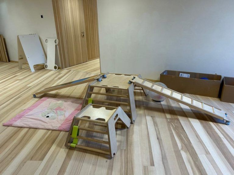 Großer Schritt für die beste Betreuung: Kinderhaus ist fertiggestellt. Kinderhaus. Viel Holz im neuen Kinderhaus. Holzbauweise bevorzugt. Stiegenhaus ist modern. Alles Neu. Perfekte Rahmenbedingungen im Kinderhaus Markt. Stiege 1a. Stiegenhaus in Perfektion. Ideale Räume für die Kleinkinder. Umkleidekabinen. Spielgeräte. Anrichteküche. Räume sind perfekt abgestimmt. Alles Neu. Stiegenhaus. Außenansicht. Außenansicht. Richtung Basilika Blick. Beste Lage das Kinderhaus. Alles unter einem Hut im Kinderhaus. Basilika vor den Augen des Kinderhauses. (Bildergalerie)