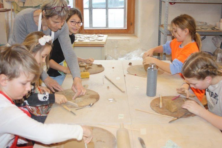 Ton trifft Fantasie: Spaß war beim Töpfern angesagt. Die Kinder hatten richtig Spaß. Der Fantasie waren keine Grenzen gesetzt. Erste Versuche der Modelle mit Ton. (Bildergalerie)