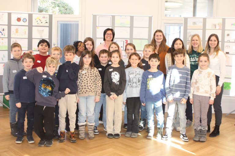 Bürgermeisterin Katharina Wöß-Krall mit der 3. Klasse der VS Montfort und Elisa Köck von der Gemeinde in der Stickerei.
