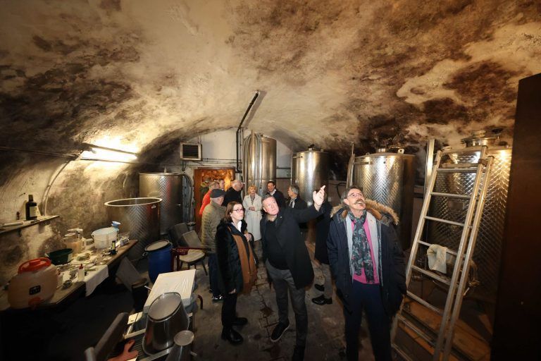 Faszinierender Wein- und Kulinarikabend: Der tiefer gelegene Keller mit den Stahltanks.