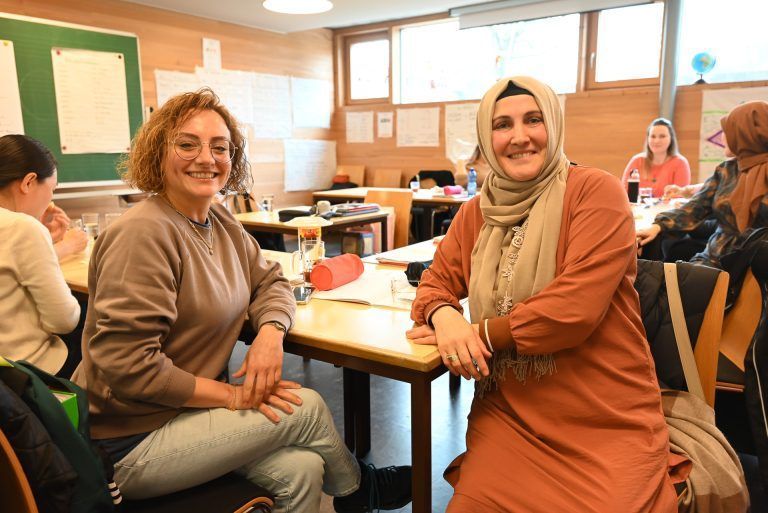 Dilek und Dudu kommen gerne zum Deutschkurs der Gemeinde. Hier lernen sie die Grundlagen der Deutschen Sprache.
