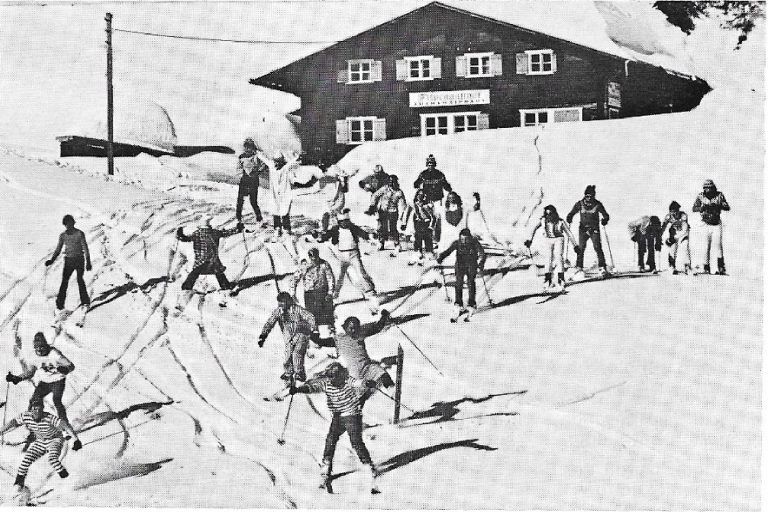 Studenten sind Tourismus-Botschafter : Schwäbische Fasnat war für die Dillinger ein fixer Programmpunkt ihrer Skiwochen – statt mit „Ski heil“ stürzten man sich verkleidet mit dem traditionellen Ruf der Schwäbisch–Alemannischen Fasnet „Narri- Narro“ in den Tiefschneehang vor dem legendären Fuchswaldhaus.