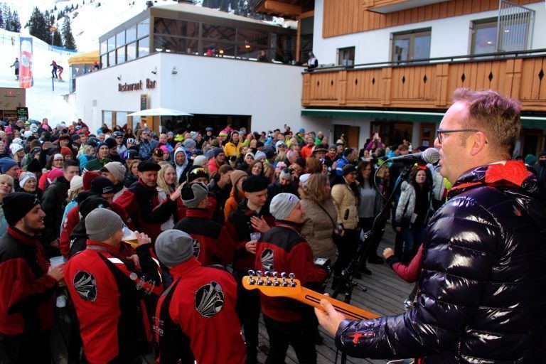 Monroes-Show zum Jubiläums-Auftakt: Die Monroes - im Bild Alex Zoppel - nahmen ihr begeistertes Publikum auf eine fantastische Reise durch die Musik der 1950-er und 1960-er.
