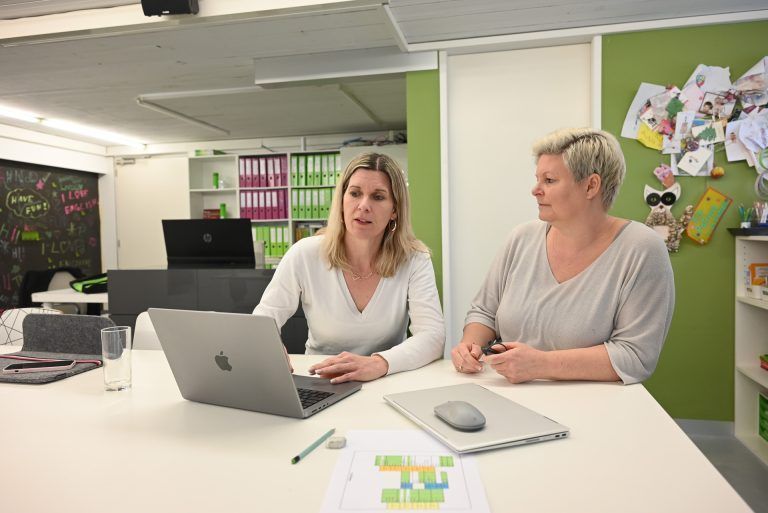 Die beiden Lerntrainerinnen Silke Brändle und Patrizia Pozzera vom Learn.Lab helfen dann, wenn die Schüler nicht mehr weiterwissen. Neben dem Erklären des Unterrichtsstoffes stärken sie gleichzeitig auch wieder das Selbstvertrauen der Schüler. Dieses ist bei vielen nicht mehr vorhanden.