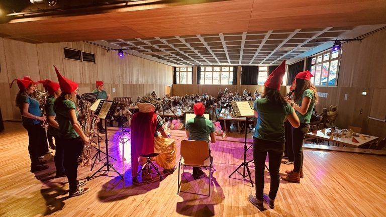 Lustiges Seniorenfaschingskränzle in Satteins: Tolle Stimmung im Satteinser Mehrzwecksaal.