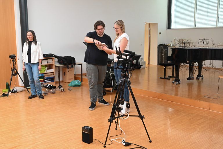 Schüler tanzen zu Mobbing-Song : Der Schulbuchverlag Helbling widmet sich in nächster Ausgabe der Musikzeitschrift "PaMina" diesem Thema und will Kinder dagegen stärken.