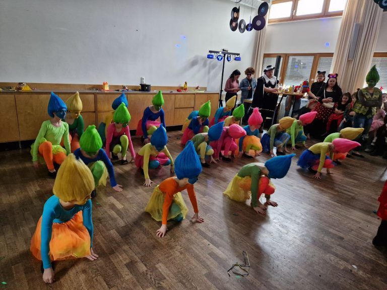 Ein buntes Spektakel für die ganze Familie: Volle Tanzfläche hieß es beim Rohrbacher Faschingsball und besonders die jüngsten Mäschgerle gaben ordentlich Gas.