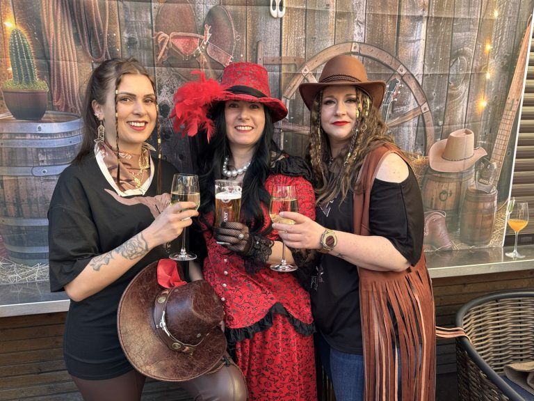 Kulinarische Highlights und Wild West Flair : Chiara Blassnig, Petra Strolz und Ines Brunner feierten mit.