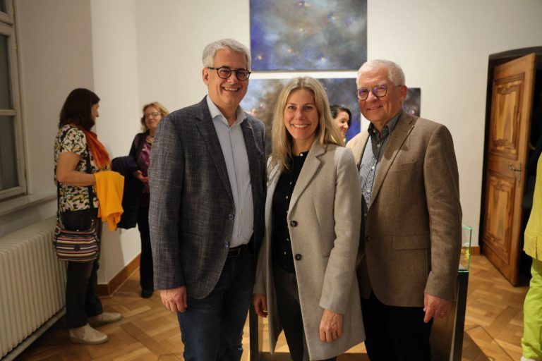Hundert Jahre Kunst in Feldkirch: Sponsor und Raiba-Vorstand Richard Erne mit Susanne, Daniel Wiesner.