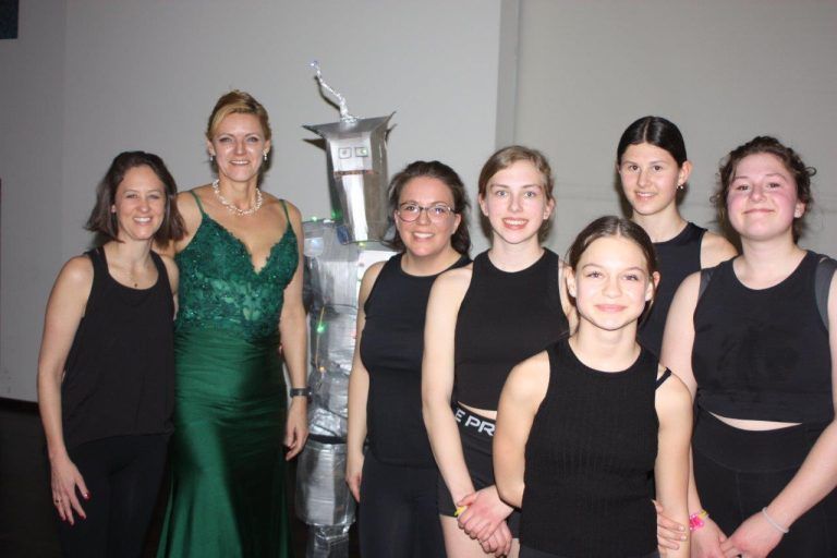 Glamouröses Comeback: 1. Rankweiler Spitzenpolitiker machten eine gute Figur; 2. Zuschauer kamen voll auf ihre Kosten; 3. Rankweiler Spitzenpolitiker applaudierten; 4. Akrobatik der jungen Turner; 5. Moderator Stefan Salzmann; 6. Abordnung vom Närrischen Kleeblatt mit Monika Dobler; 7. Bürgermeisterin Katharina Wöss-Krall mit Gatte Marco; 8. Vizebürgermeister Andreas Prenn mit Gattin Cornelia; 9. KI mit Turnvorführung; 10. Junge Talente der Turnerschaft; 11. Viele charmante Frauen mit den Gatten waren dabei; 12. Chefin Elke Sonderegger (r.) mit einem Ballgast; 13. Tanzstunde für viele; 14. Obmann Sonderegger (l.) mit einem Besucher; 15. Showeinlage mit Rankweils Spitzenpolitiker; 16. Politiker am Barren; 17. Politiker mit Übung am Barren; 18. Politiker am Barren mit Härtetest; 19. Rankweiler Politiker jubelten nach den Einheiten; 20. Freude der Rankweiler Politiker war groß; (Bildergalerie)