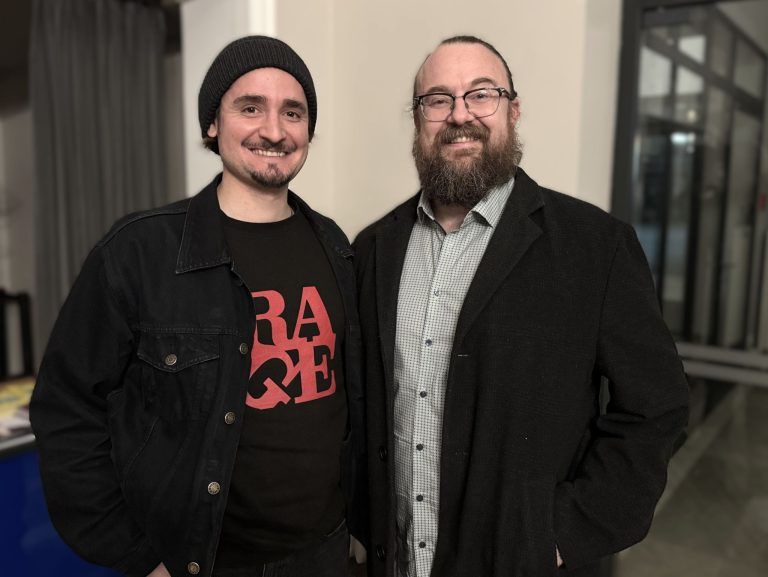 Eindringliches Schauspiel feierte Premiere: Im Gespräch: Fabian Dörler und Florian Koller.