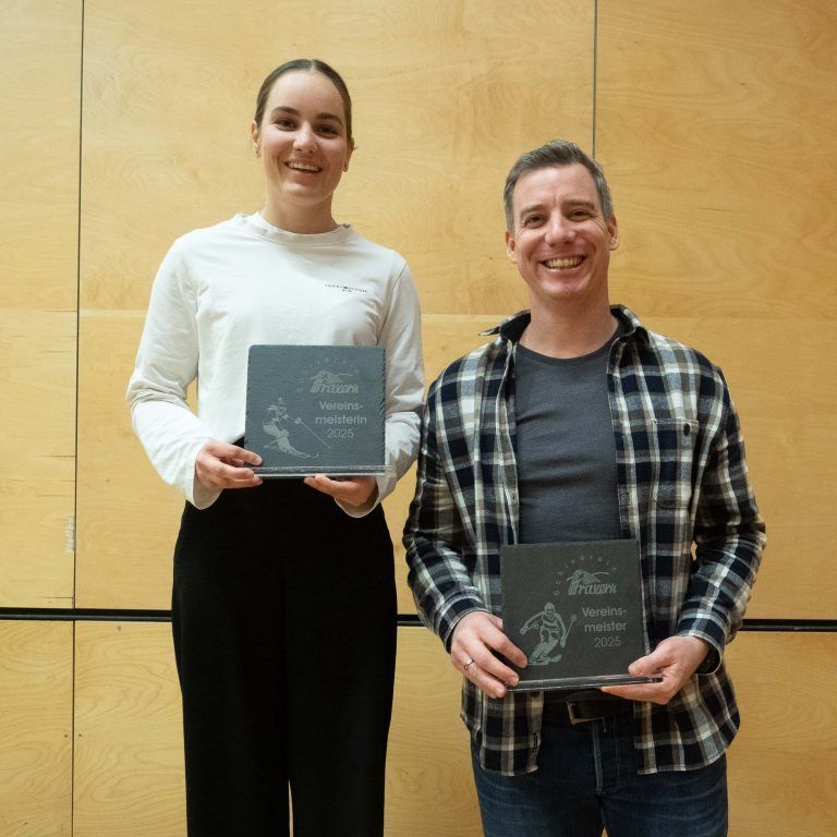 Cathrin Peter und Mathias Kofler - mit der Vereinsmeistertrophäe 2025